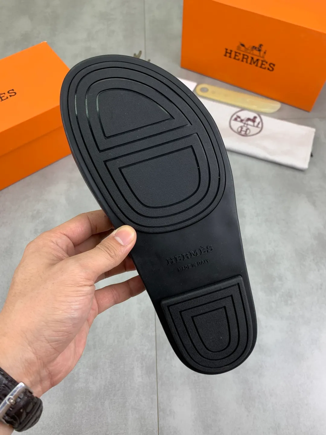 Men's shoes 💰P440 New [HERMES] high-end quality new Hermès slippers, made of imported cross-grain calfskin, wear-resistant and non-slip rubber outsole. Fashionable and elegant code number: 39-44 (38 45 46 customized)